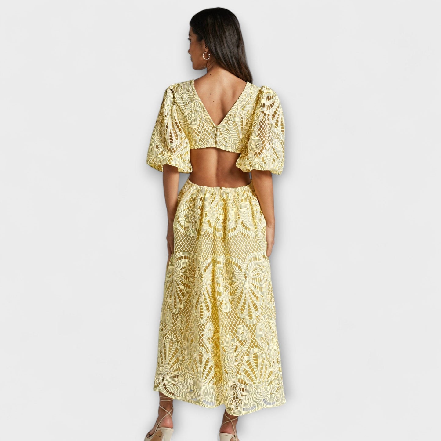 Abito elegante con dettagli delicati